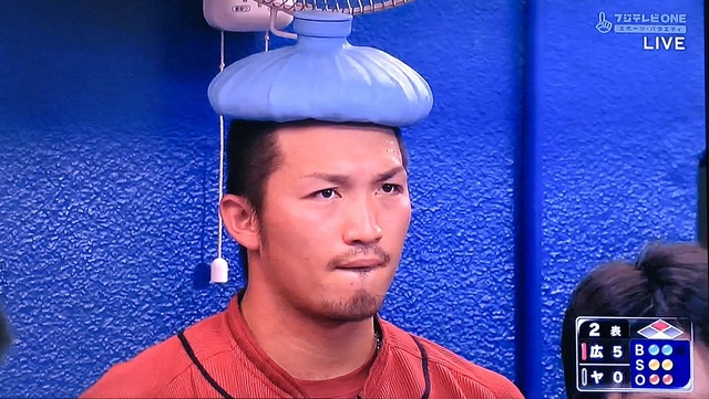 鈴木誠也_氷のう_頭冷やす_01