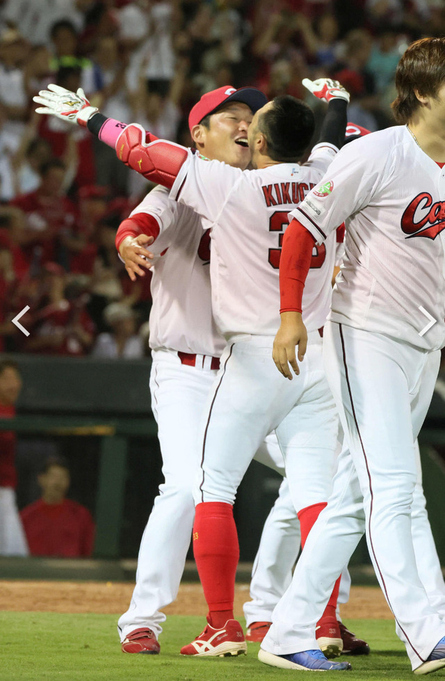 カープ菊池サヨナラ弾を新井監督がハグで祝福
