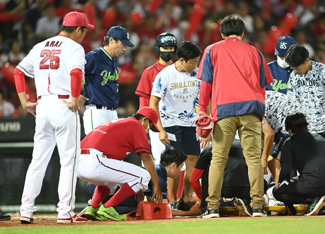 カープ栗林、青木に頭部死球→危険球退場