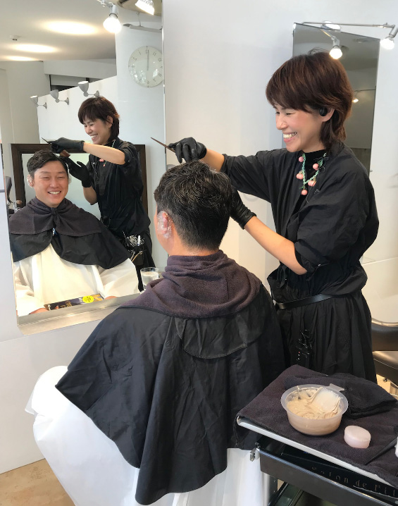 新井さん美容院初カラー