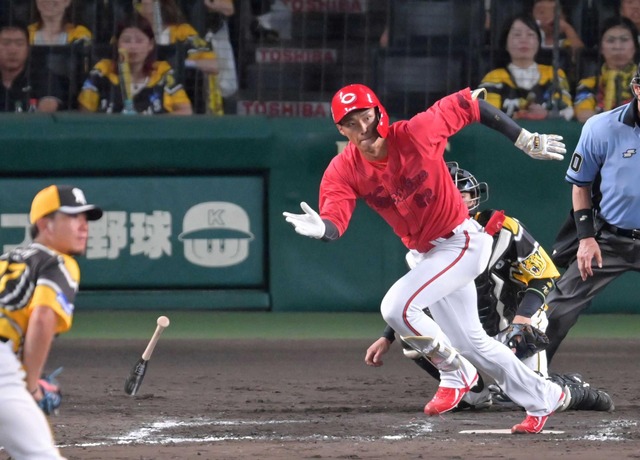 カープ中村奨成、甲子園プロ初安打