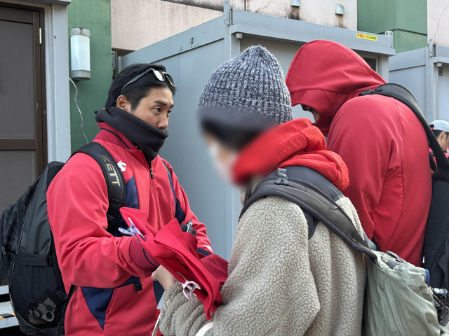 カープ中村奨成、石原貴規にイタズラする_04