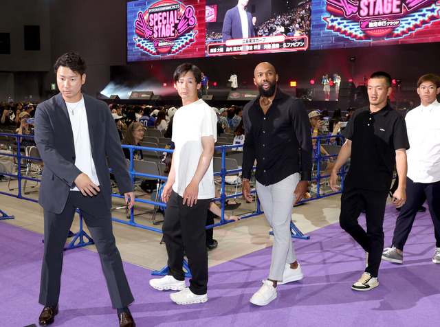 カープがスペシャルステージに私服で登場