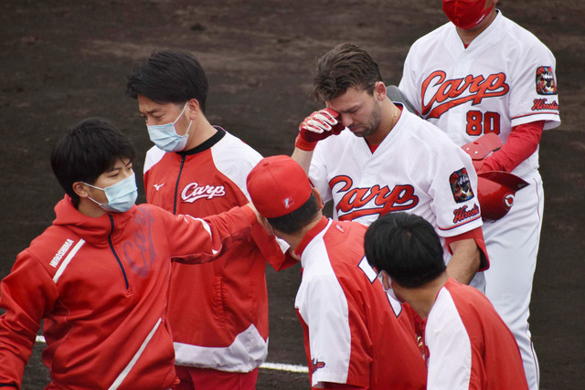 広島スコット、バント自打球が顔面直撃で負傷交代