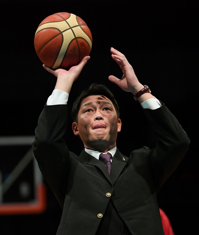 カープ新井監督がドラゴンフライズ始球式