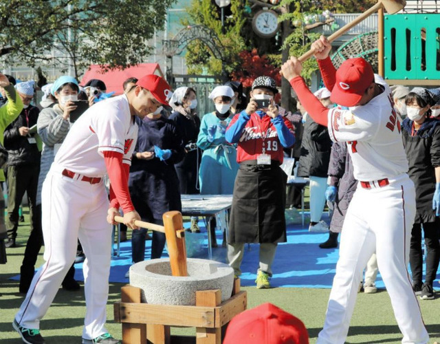 鈴木誠也堂林一岡餅つき大会 (4)