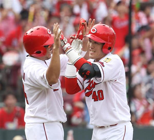 カープ松山4号2ラン_磯村1号ソロホームラン_アゴタッチで祝福