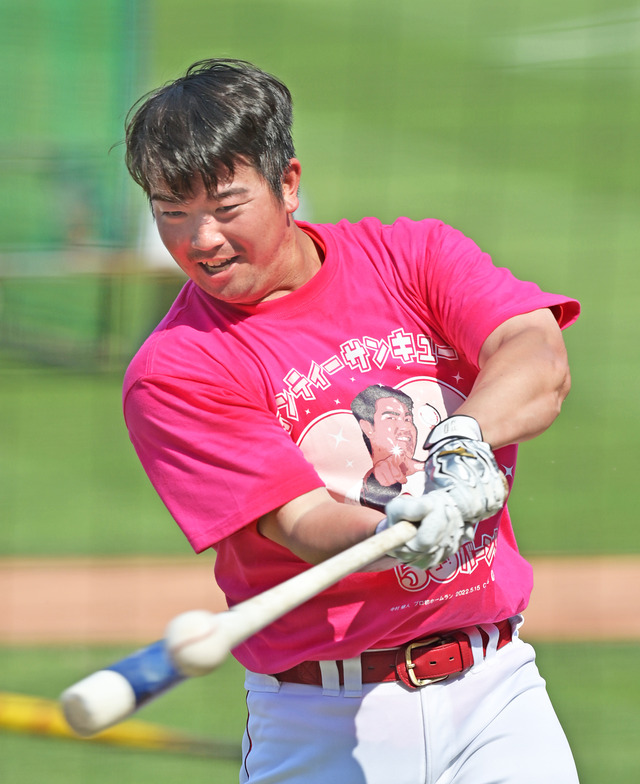 カープ中村健人自分のグッズTシャツを着て声出し