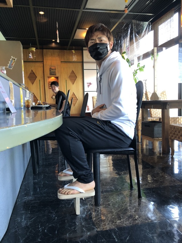 カープ岡田明丈_一本歯下駄