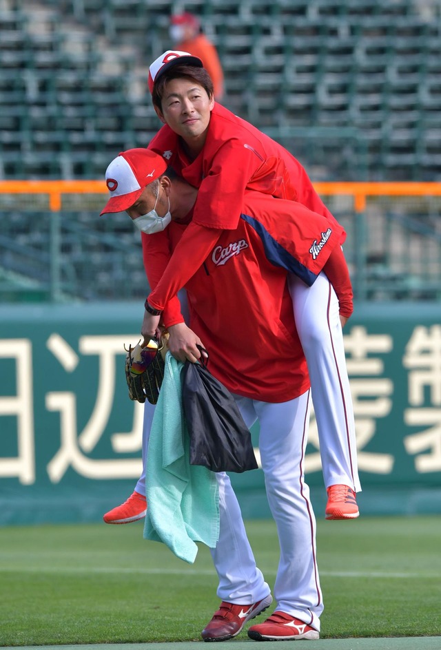 大瀬良にアクシデント永川コーチにおんぶされ退場