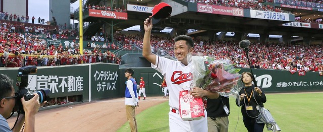 永川引退セレモニー球場一周