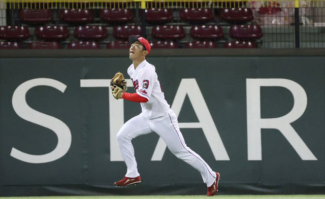 中村奨成_試合後居残り特守_03