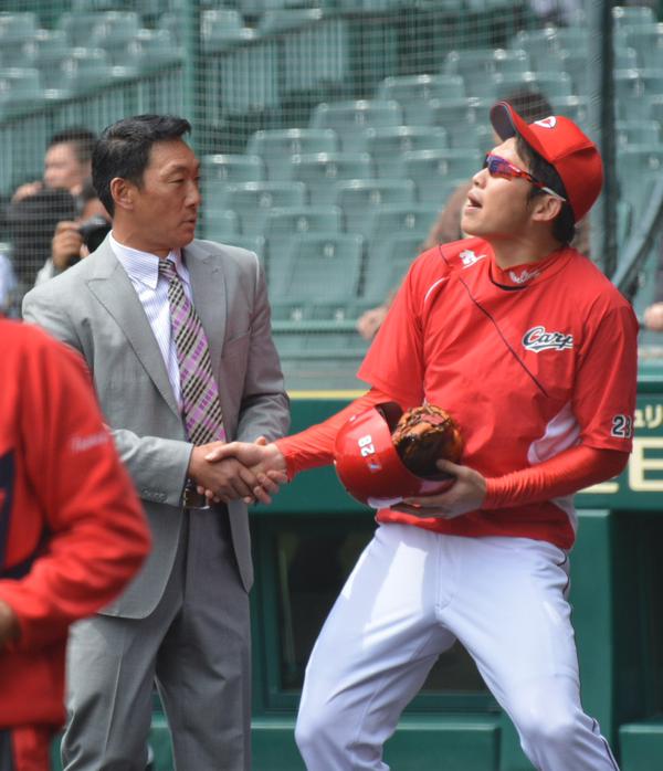 金本新井握手