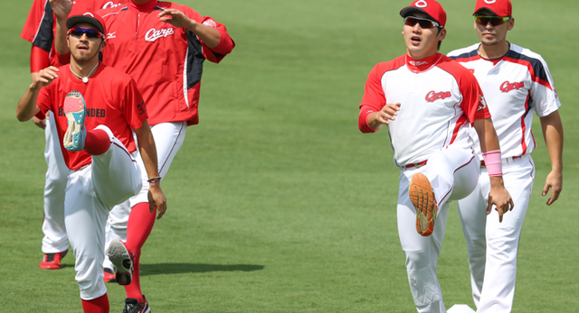 菊池丸試合前練習_足上げ