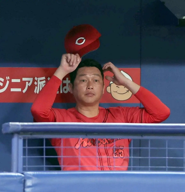 カープ新井監督、V消滅も続投が基本線