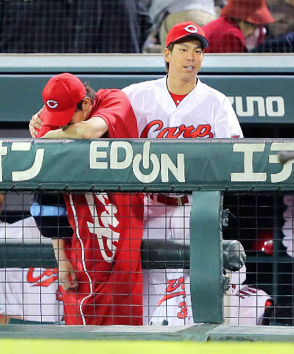 大瀬良マエケン慰める