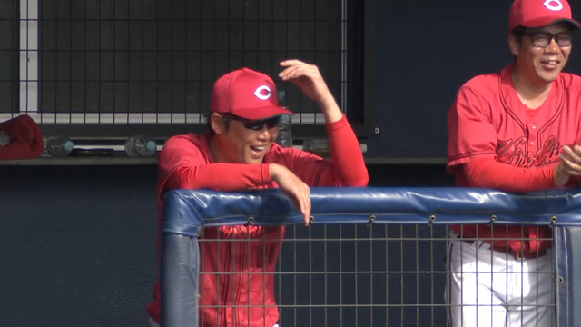 カープ新井監督辰見のホームランで笑う