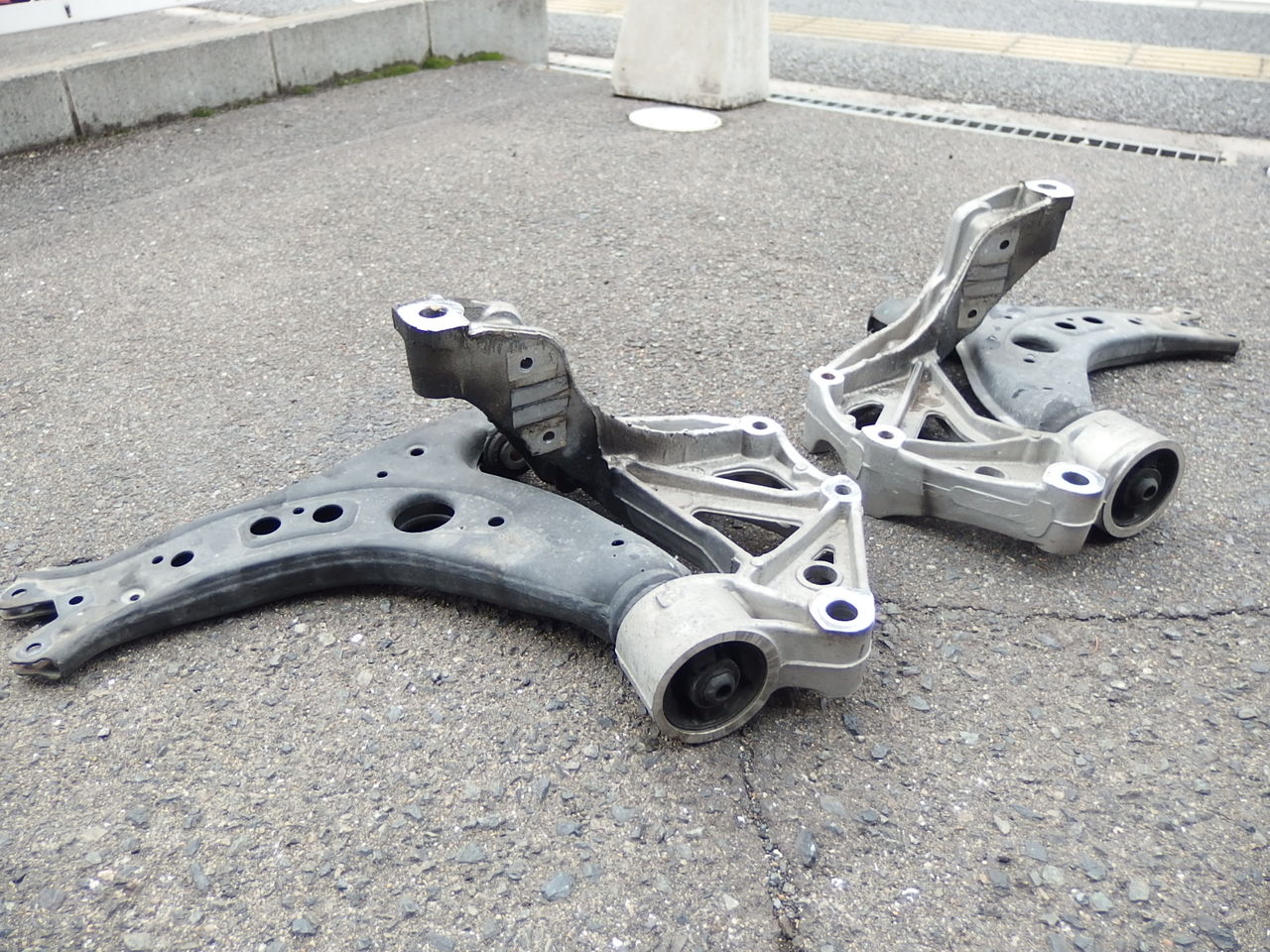 クロスポロ 9n のロアアームブッシュ交換の巻 １人で年商2億を目指す車屋のblog