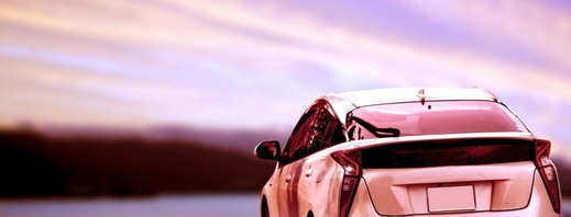 夕暮れの自動車