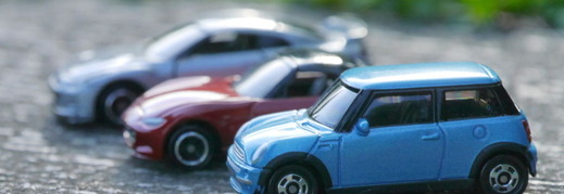 並んでいる自動車