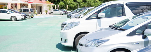 駐車場に停まっている自動車