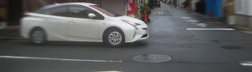 街中の白いプリウス