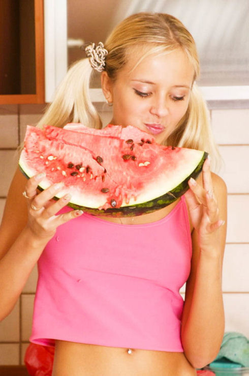 hot-girls-eating-watermelon-71