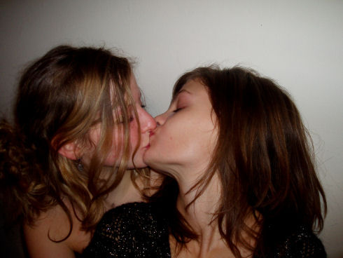 sexy-drunk-girls-kissing-67