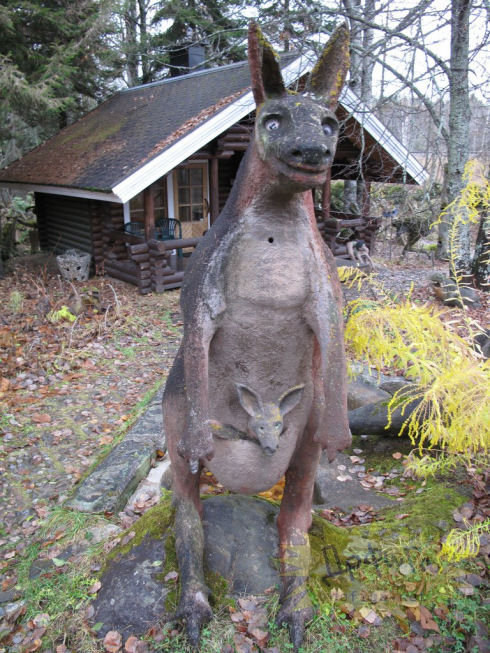 136811
