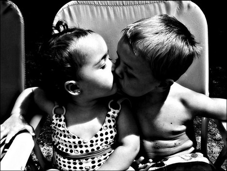 babies-kissing05