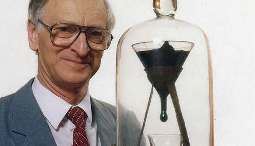 Pitch_drop_experiment_with_John_Mainstone