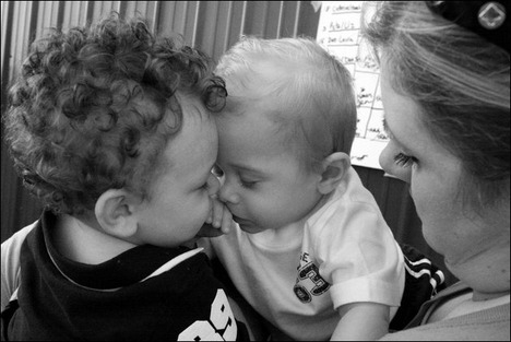 babies-kissing15