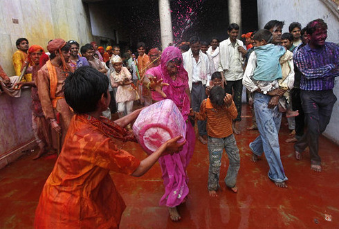 lathmar-holi-in-india-12