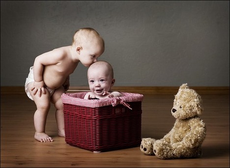 babies-kissing01