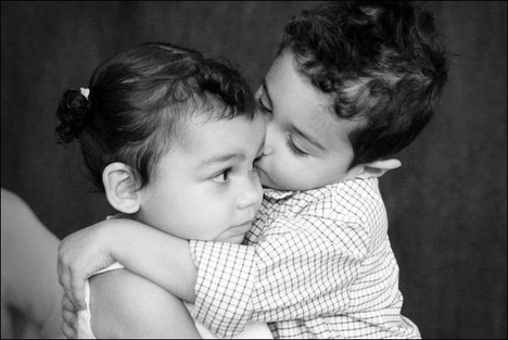 babies-kissing17