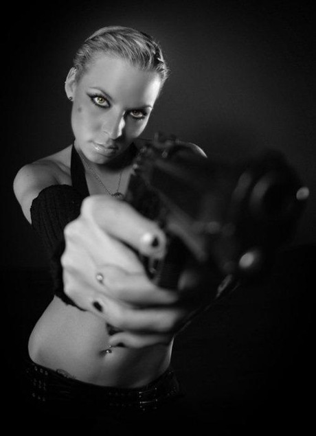 gun and woman_08