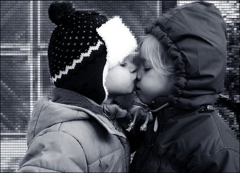 babies-kissing10