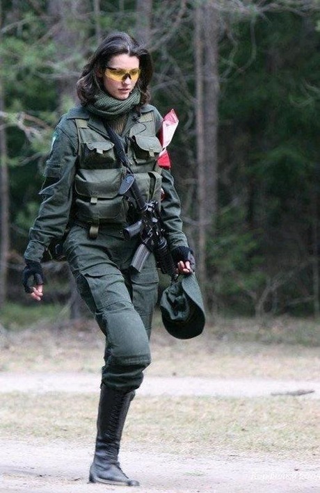 gun and woman_18