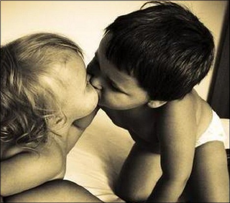 babies-kissing20