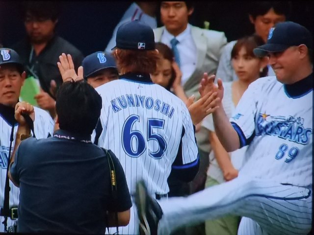 横浜 筒香 デニー友利に襲われる キャッチャーライナー