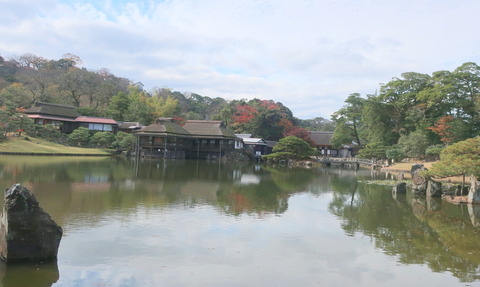 １０８　 玄宮園の槻（けやき）御殿と　魚躍沼