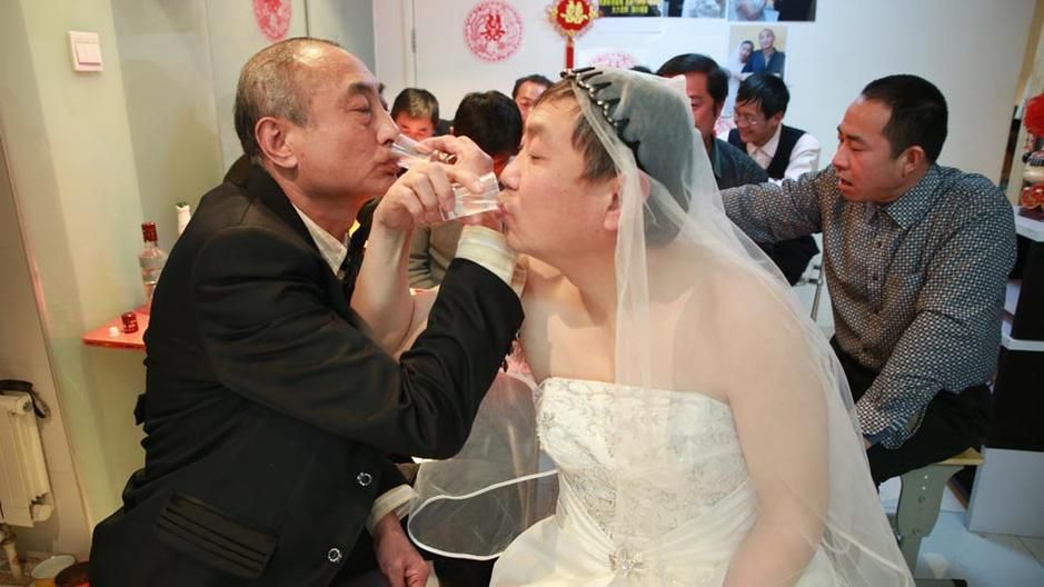 北京老年ゲイカップルが結婚式写真発表で中国話題沸騰 アジアで働くマレーシア人