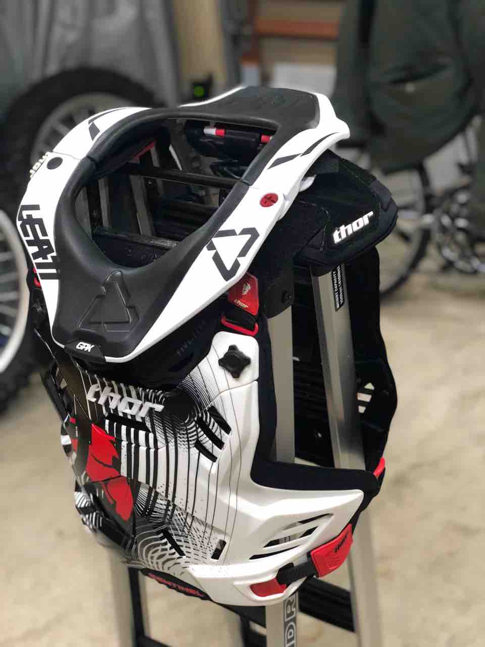 LEATT ネックブレース GPX5.5 リアット（GPX 5.5 ネックブレース 