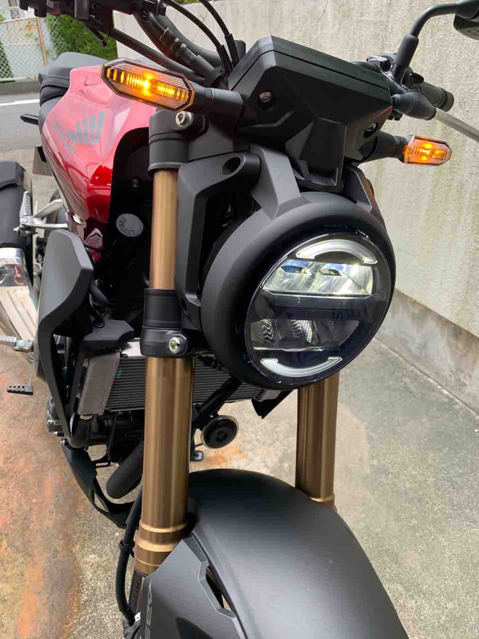 Cb250r メーターバイザー取り付け もっちライダーのバイク日記 Come Back To Road