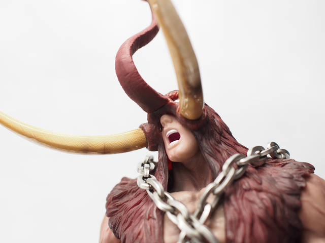 もはやフィギュアではない。1万年以上前の本物のマンモスの牙を使った