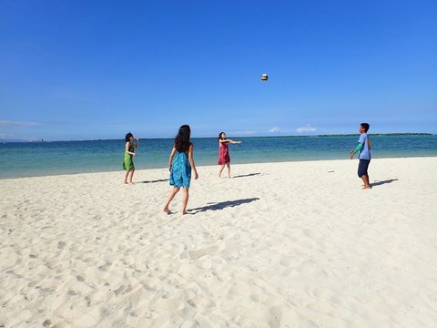 セブの砂浜でビーチバレー