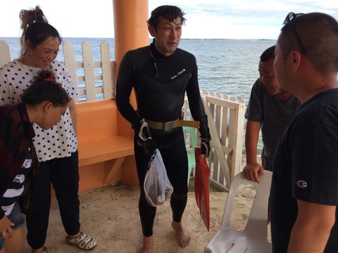 獲った獲物を見せびらかす