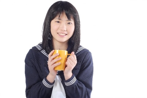 ホットミルク飲む女子学生