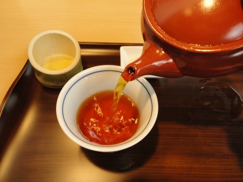 お茶を注ぐ