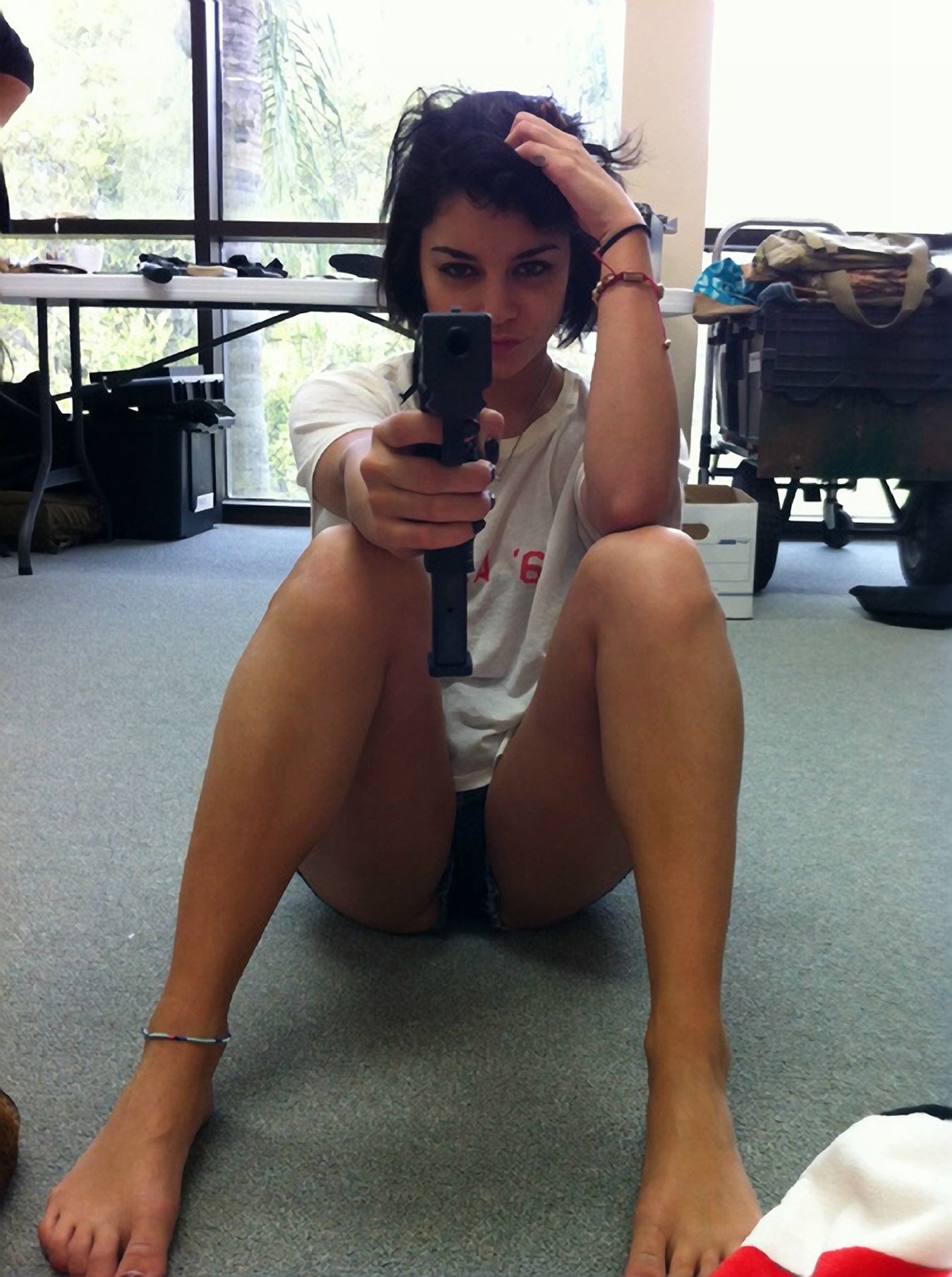 貴重 カメラ目線で銃を構える女優のヴァネッサ ハジェンズ Vanessa Hudgens Acting